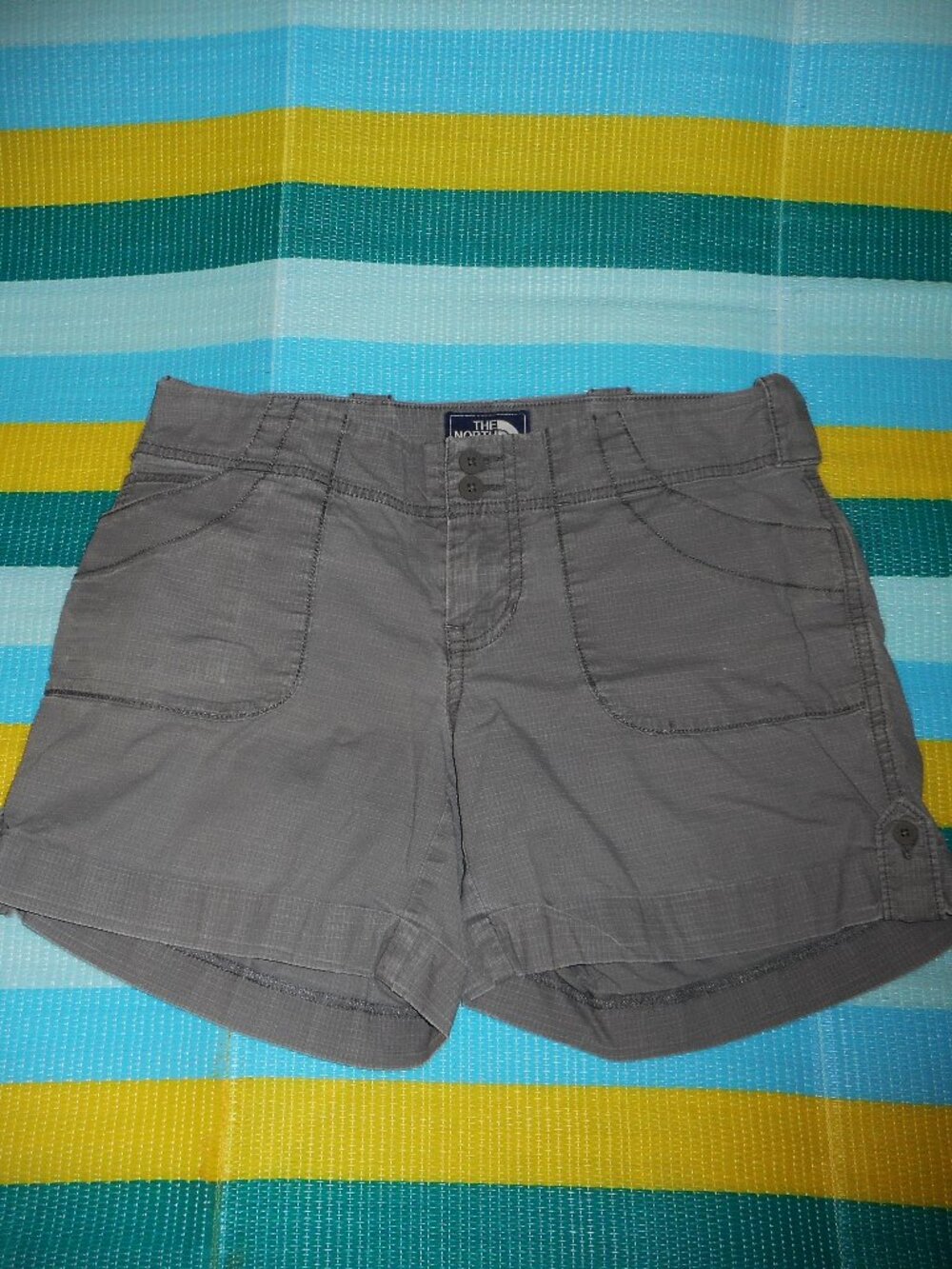 The North Face Women's Gray Check Cuffed Shorts *Tag Size: 2 Regular